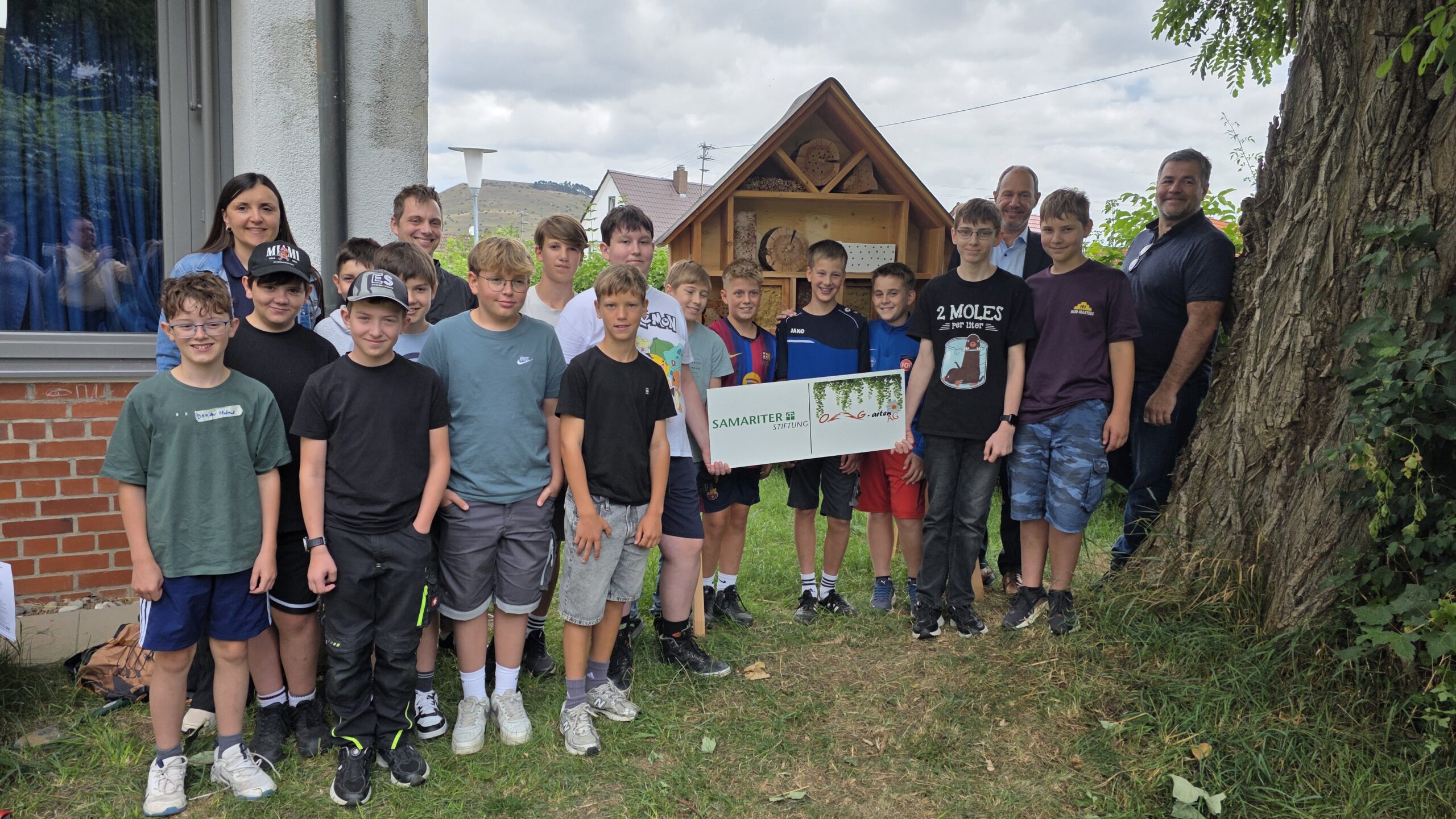 Neues Insektenhotel bereichert den Schulgarten